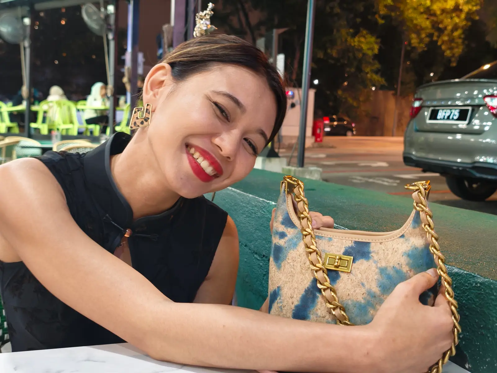 Welcome Back China Woman — frame 2