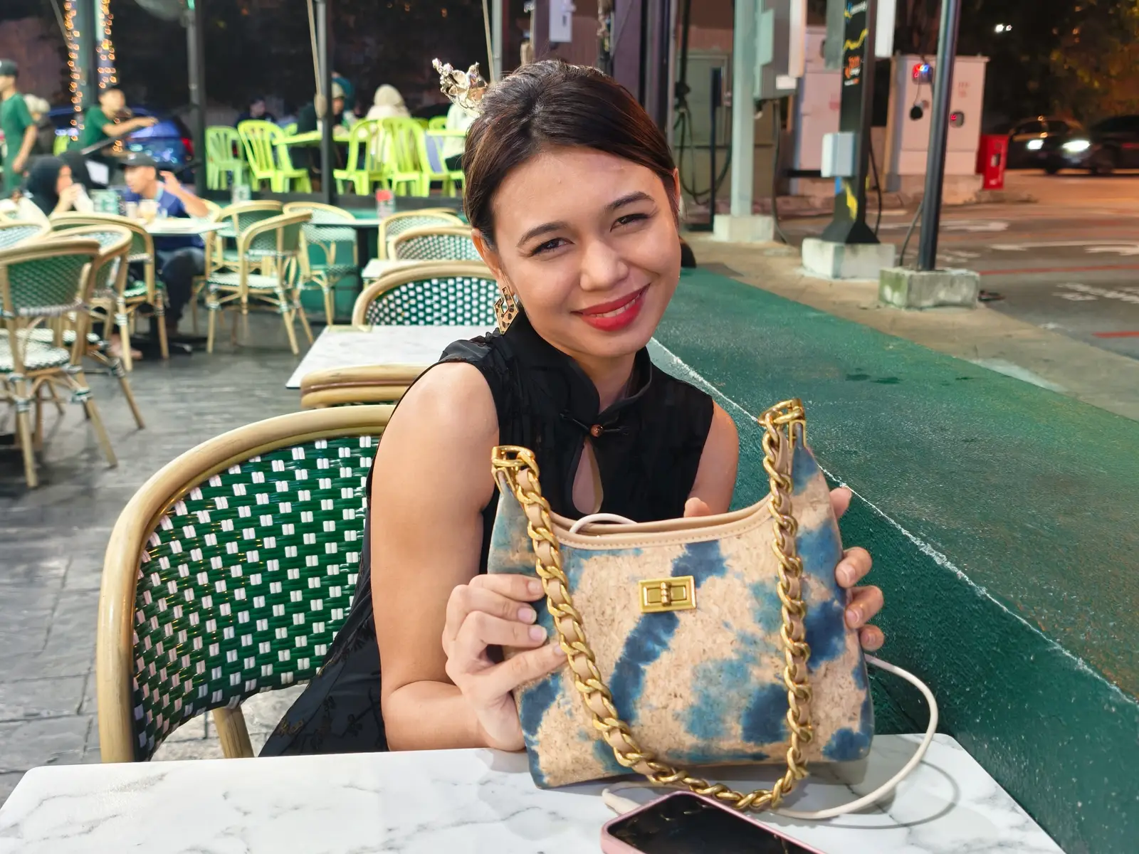 Welcome Back China Woman — frame 3