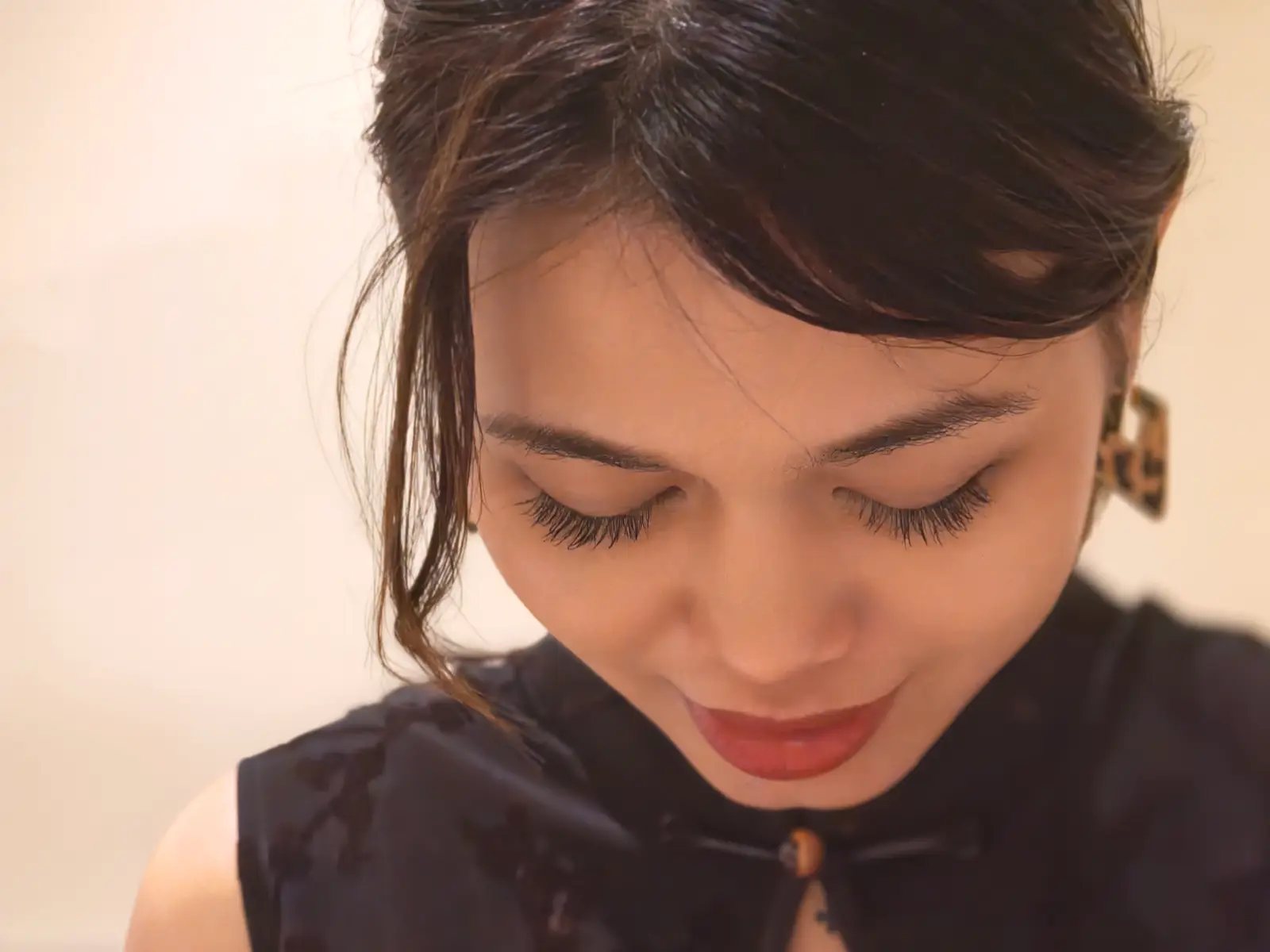 Welcome Back China Woman — frame 9